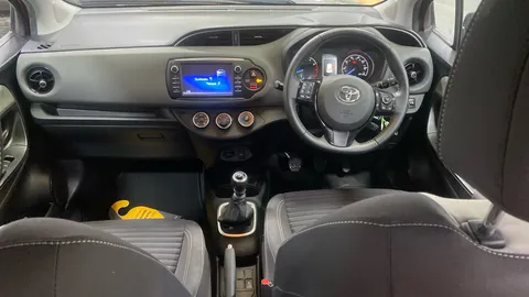 TOYOTA YARIS 1.5 VVT-i Icon Tech