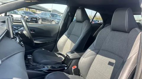 TOYOTA COROLLA 1.8 VVT-i Hybrid Design CVT