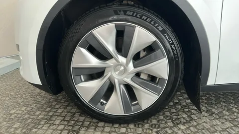 TESLA MODEL Y RWD Auto