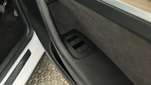 TESLA MODEL Y RWD Auto