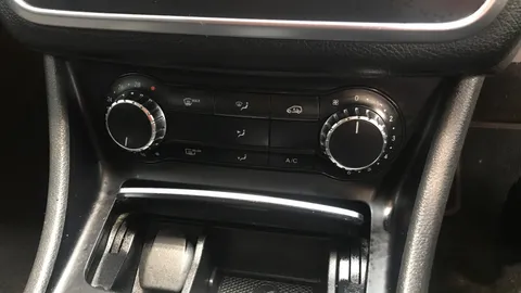 MERCEDES-BENZ GLA GLA 180 Urban Edition Auto