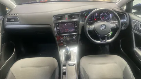 Volkswagen Golf 99kW e-Golf 35kWh Auto