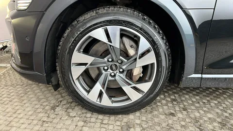 Audi Q8 250kW 50 Quattro 95kWh Sport Auto