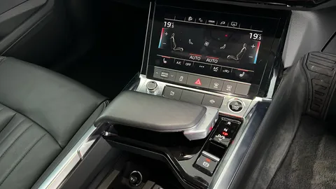 Audi Q8 250kW 50 Quattro 95kWh Sport Auto