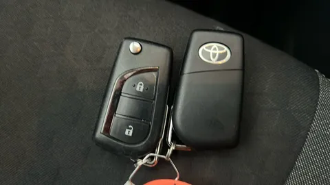 TOYOTA YARIS 1.5 Hybrid Design CVT