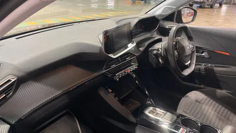 Peugeot 208 1.2 PureTech 100 Active Premium + EAT8