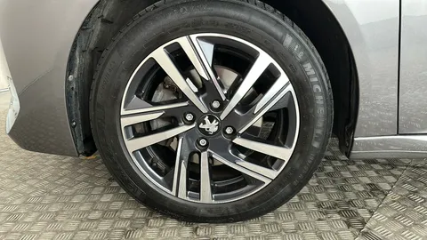 Peugeot 208 1.2 PureTech 100 Allure Premium + EAT8