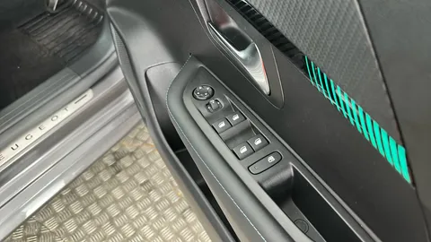 Peugeot 208 1.2 PureTech 100 Allure Premium + EAT8