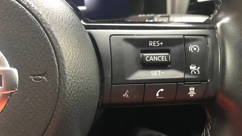 NISSAN QASHQAI 1.3 DiG-T MH N-Connecta [Glass Roof]