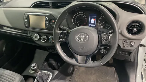 TOYOTA YARIS 1.5 VVT-i Icon Tech