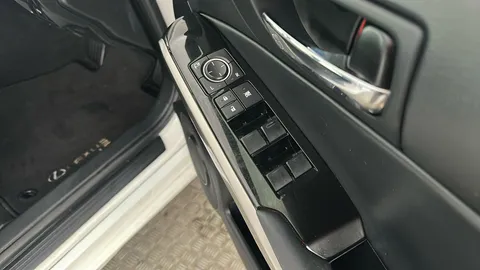 LEXUS IS 300h Advance CVT Auto