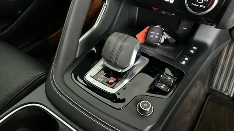 JAGUAR E-PACE 1.5 P300e R-Dynamic SE Black Auto