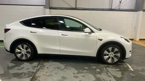 TESLA MODEL Y RWD Auto