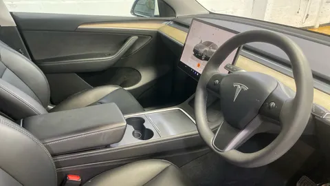 TESLA MODEL Y RWD Auto