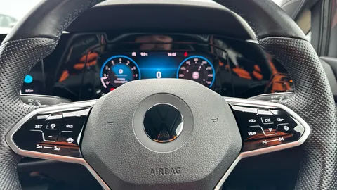 VOLKSWAGEN GOLF 1.5 TSI R-Line