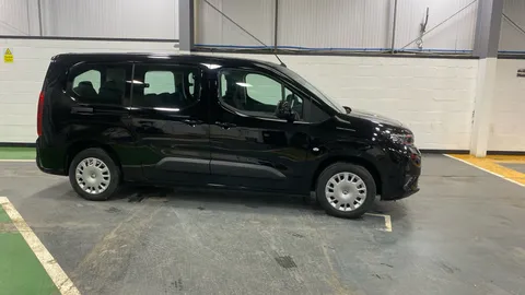 Vauxhall Combo Life 100kW Design XL 52kWh Auto [7 Seat]