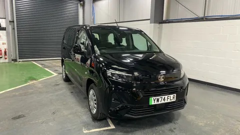 Vauxhall Combo Life 100kW Design XL 52kWh Auto [7 Seat]