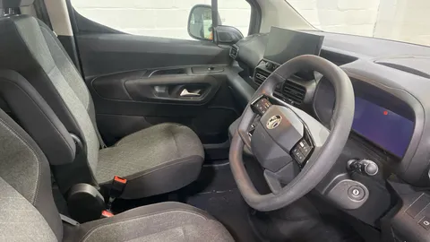 Vauxhall Combo Life 100kW Design XL 52kWh Auto [7 Seat]