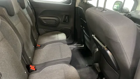 Vauxhall Combo Life 100kW Design XL 52kWh Auto [7 Seat]