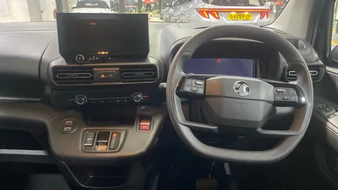 Vauxhall Combo Life 100kW Design XL 52kWh Auto [7 Seat]