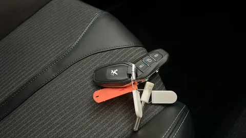 PEUGEOT 3008 1.6 Hybrid 225 Allure Premium e-EAT8