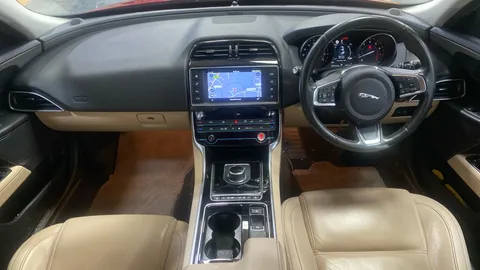 JAGUAR XE 2.0 Ingenium Prestige Auto