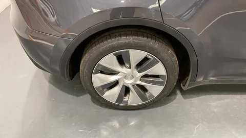 TESLA MODEL Y RWD Auto