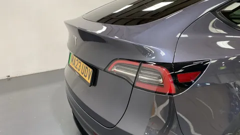 TESLA MODEL Y RWD Auto