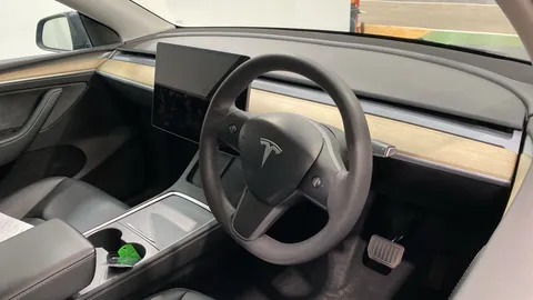 TESLA MODEL Y RWD Auto