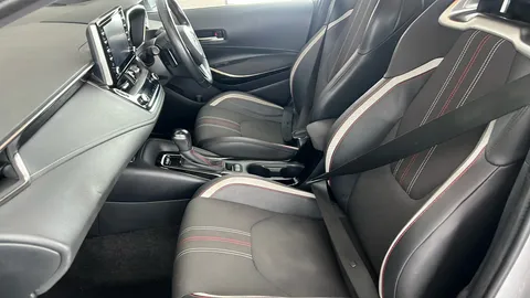 Toyota Corolla 2.0 VVT-i Hybrid GR Sport CVT