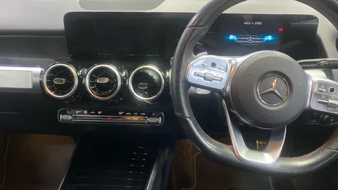 MERCEDES-BENZ GLB GLB 200 AMG Line 7G-Tronic