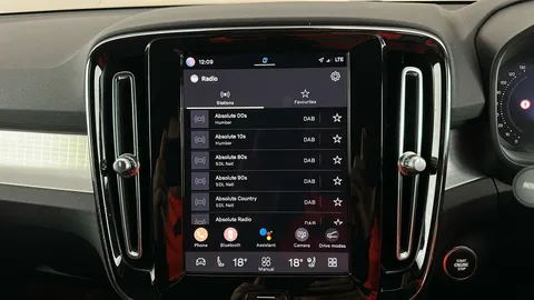 VOLVO XC40 2.0 B3P Plus Dark Auto