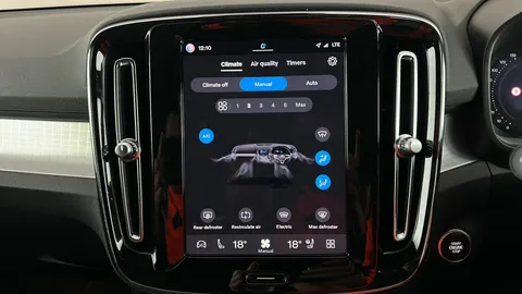 VOLVO XC40 2.0 B3P Plus Dark Auto
