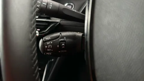 PEUGEOT 2008 100kW Allure 50kWh Auto