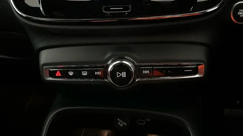 VOLVO XC40 2.0 B3P Plus Dark Auto
