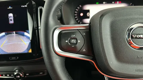 VOLVO XC40 2.0 B3P Plus Dark Auto