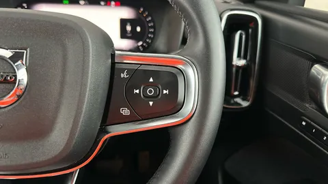 VOLVO XC40 2.0 B3P Plus Dark Auto