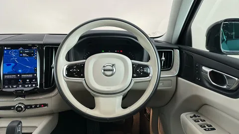 VOLVO XC60 2.0 B5P Plus Dark AWD Geartronic