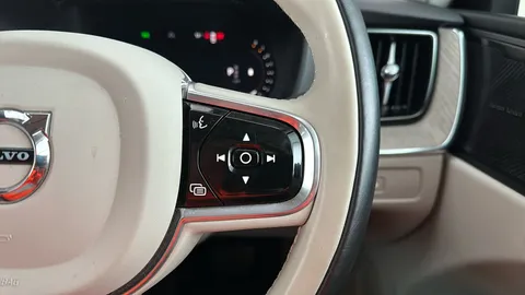 VOLVO XC60 2.0 B5P Plus Dark AWD Geartronic