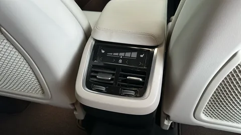 VOLVO XC60 2.0 B5P Plus Dark AWD Geartronic