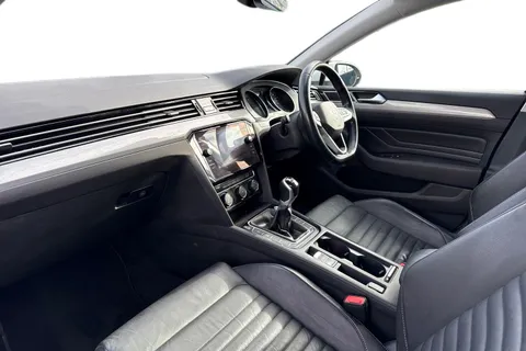 15 of 44 for VOLKSWAGEN PASSAT 2.0 TDI EVO SCR SEL 5dr