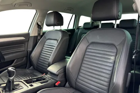 16 of 44 for VOLKSWAGEN PASSAT 2.0 TDI EVO SCR SEL 5dr