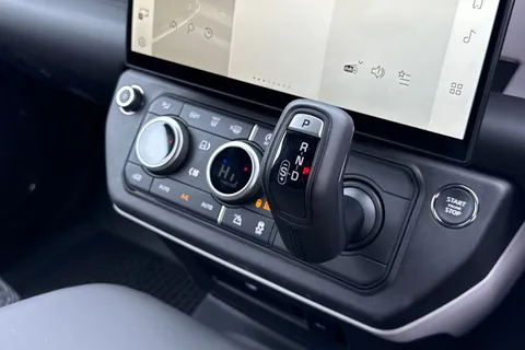 DV26XNL Land Rover Defender 110 3.0 D250 MHEV X-Dynamic HSE Hard Top SUV 5dr Diesel Auto 4WD MWB Euro 6 (s/s) (249 ps) Thumbnail #14
