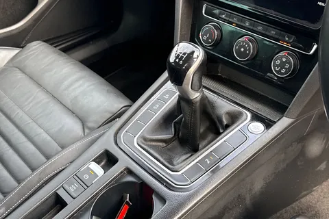 23 of 44 for VOLKSWAGEN PASSAT 2.0 TDI EVO SCR SEL 5dr