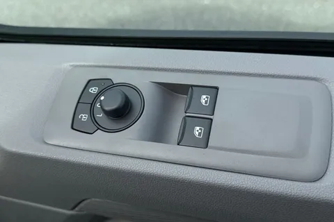 DE26TXP Volkswagen Transporter T28 Commerce Plus SWB 110 PS 2.0 TDI 6sp Manual Thumbnail #21