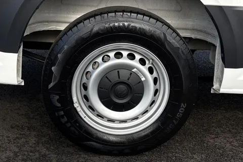 MF74OEV Volkswagen Crafter CR35 Panel van Commerce Plus MWB 140 PS 2.0 TDI 6sp Manual FWD Thumbnail #24