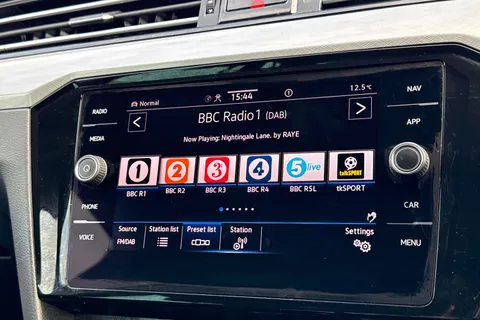 28 of 44 for VOLKSWAGEN PASSAT 2.0 TDI EVO SCR SEL 5dr