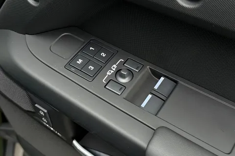 DV26XNL Land Rover Defender 110 3.0 D250 MHEV X-Dynamic HSE Hard Top SUV 5dr Diesel Auto 4WD MWB Euro 6 (s/s) (249 ps) Thumbnail #26
