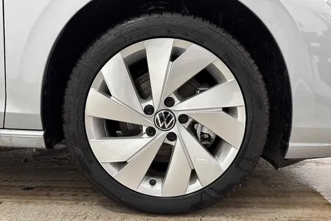 KM75BTV Volkswagen Golf 1.5 TSI 204 Style eHybrid 5dr DSG Thumbnail #6