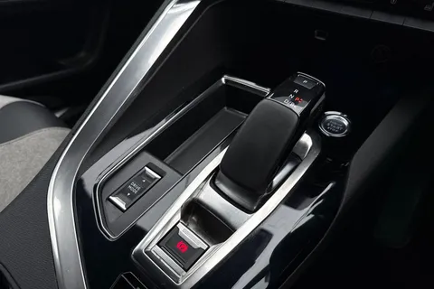 YM71CTY PEUGEOT 3008 1.6 13.2kWh GT e-EAT 4WD Euro 6 (s/s) 5dr Thumbnail #23